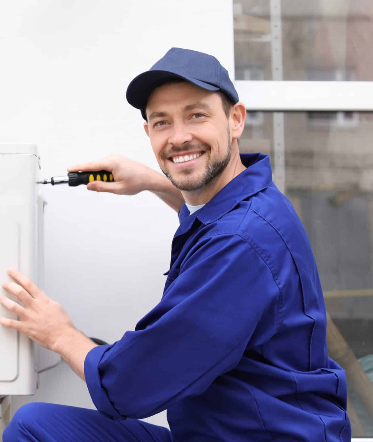 Technicien Oegaz reparant une climatisation exterieure