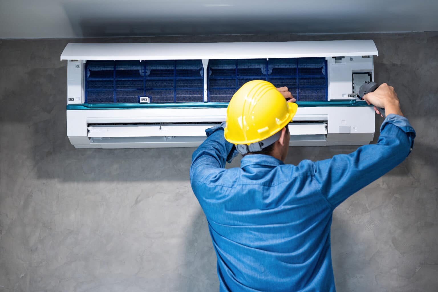 Technicien reparant un climatiseur