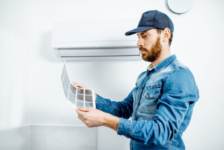 Technicien réglant une climatisation réversible murale